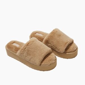 MUK LUKS Kirstey tan platform fuzzy slippers Size: L (9-10)